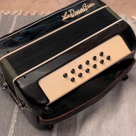 Black and White Portable Audio Device - Picture 5 of 7